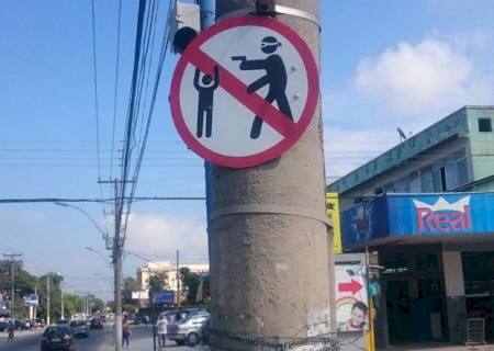 Placa ''proíbe'' roubo em bairro de Niterói