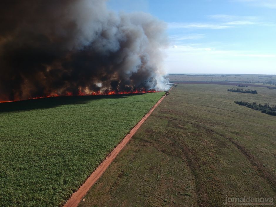 Trator e transbordo provocaram incêndio no canavial de fazenda em Nova Andradina