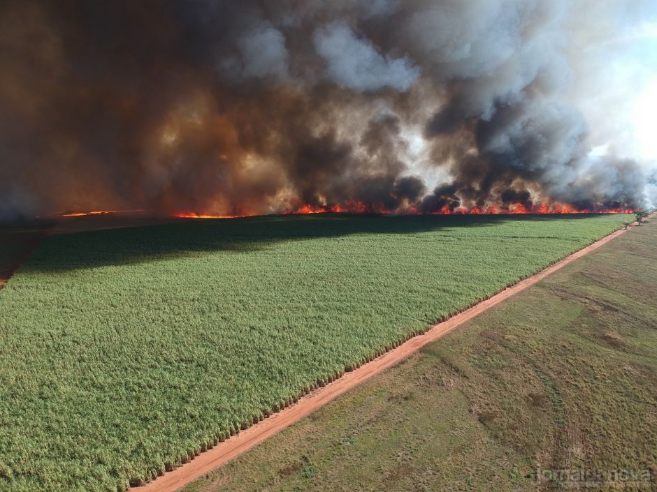 Trator e transbordo provocaram incêndio no canavial de fazenda em Nova Andradina