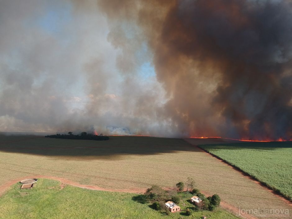 Trator e transbordo provocaram incêndio no canavial de fazenda em Nova Andradina