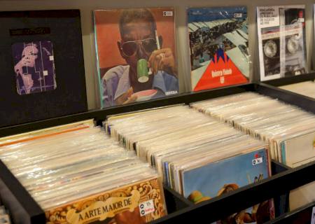 Vendas de vinil ultrapassam as de CD pela primeira vez desde 1987