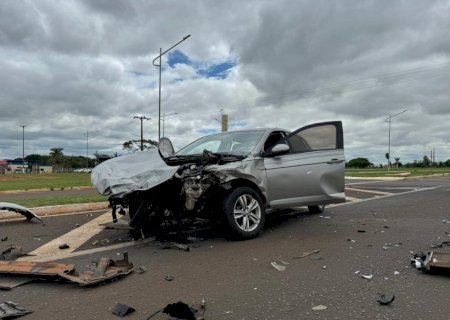 Motoristas saem ilesas de colisão de carro com van na BR-376 em Nova Andradina