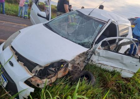 Condutora fica ferida em colisão envolvendo carro e carreta na BR-376 em Ivinhema