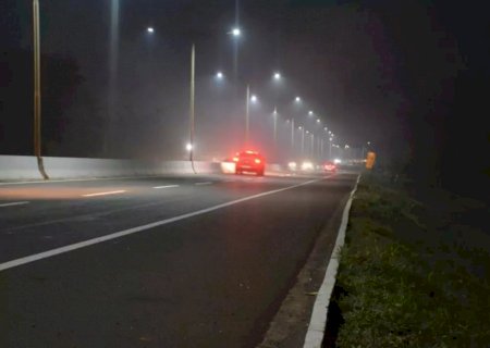 Motociclista morre após colidir em poste de iluminação na região de Dourados