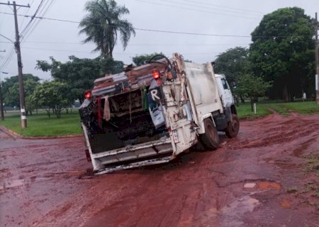 Veículos atolam em lamaçal causado por obra no Parque Industrial em Nova Andradina