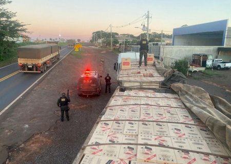 DOF apreende carreta bitrem carregada com carga milionária de cigarros contrabandeados em Mundo Novo