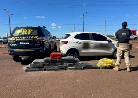 Carro roubado é apreendido pela PRF com mais de 250 kg de maconha em Dourados