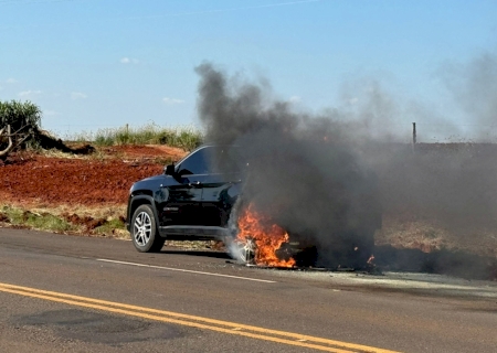 Veículo fica destruído após pegar fogo na MS-141 em Nova Andradina