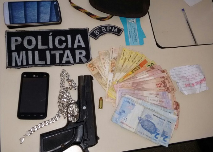 Dinheiro recuperado e arma usada no crime apreendida - Foto: Divulgação