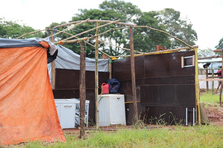 Chuva destruiu alguns barracos, mas os sem tetos continuarão na área - Foto: Luis Gustavo/Jornal da Nova