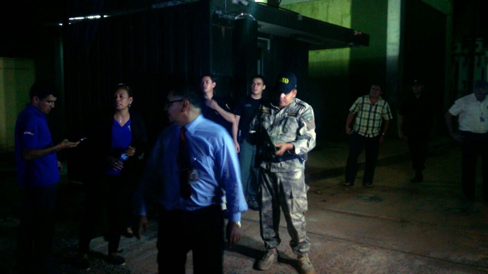 As cédulas foram apreendidas na casa de um comerciante de armas numa cidade na fronteira com o Brasil – Foto: Polícia Nacional do Paraguai/Divulgação