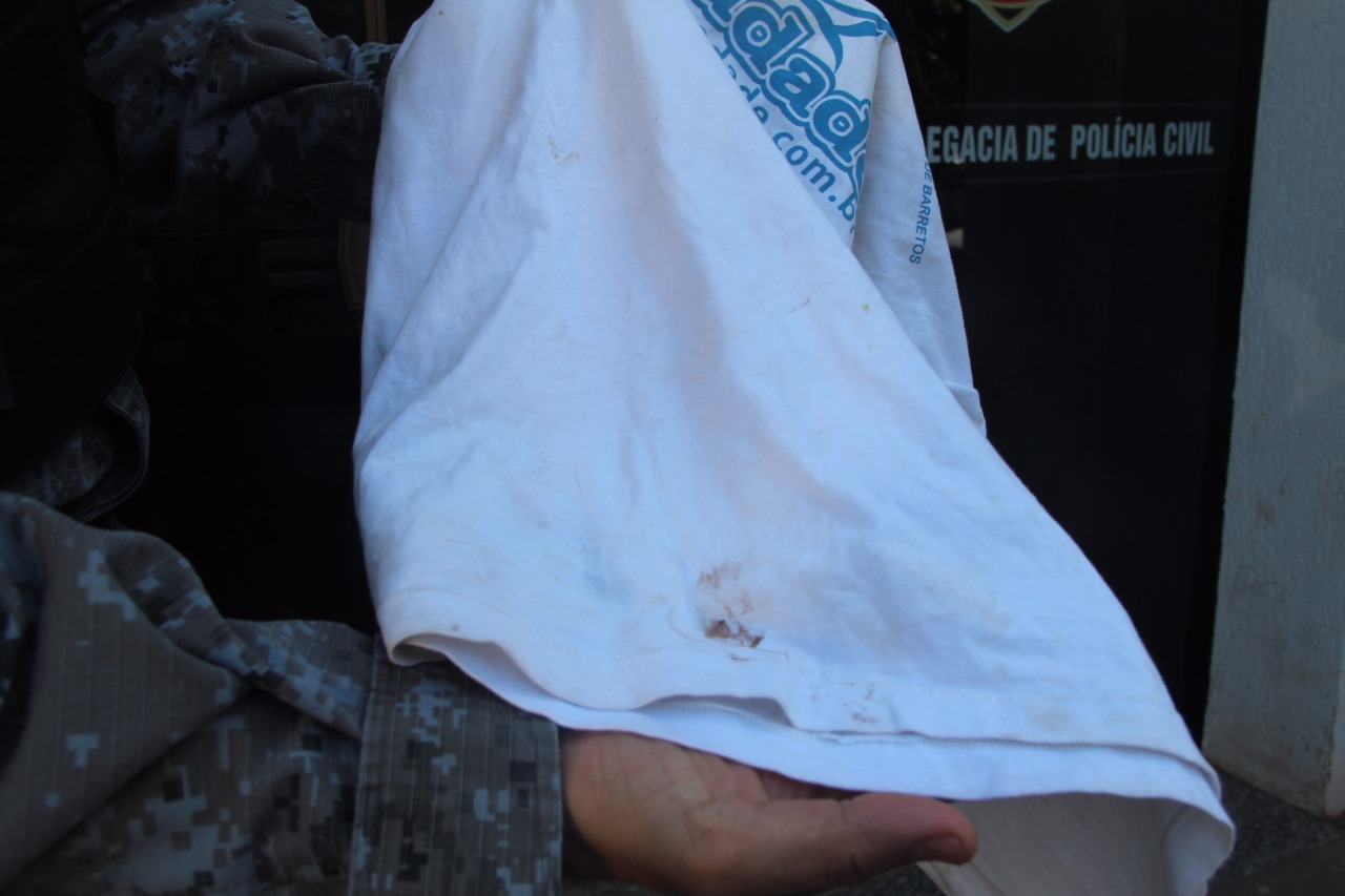 Camiseta do acusado com manchas de sangue foi apreendida – Foto: Luis Gustavo/Jornal da Nova