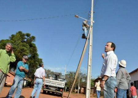 Prefeitura coloca novas luminárias na cidade e assentamento
