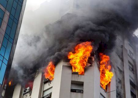 Incêndio destrói três andares de prédio no Rio