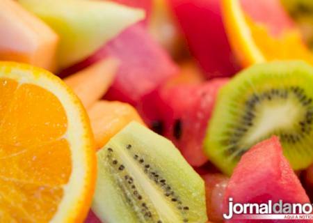 Frutas e verduras ajudam a manter o cabelo jovem
