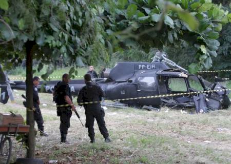 Helicóptero da Polícia Civil cai no Rio e deixa cinco pessoas feridas