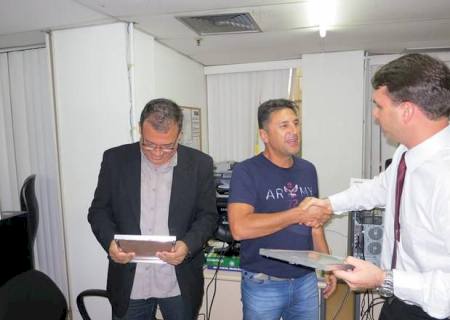 Filho de Bolsonaro homenageia policiais que caçaram Matemático