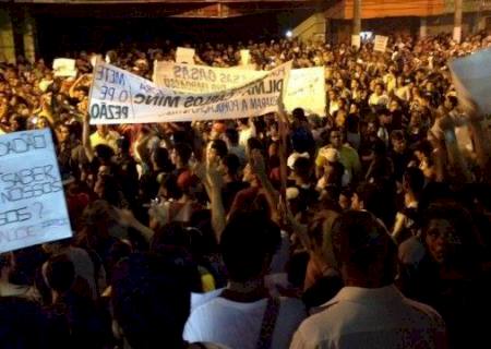Manifestação no Rio reúne 10 mil pessoas e fecha comércio