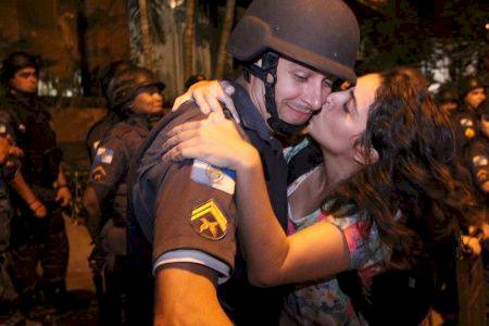 Estudante tenta beijar PM em cordão de isolamento de protesto