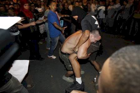 PC pede prisão de homem que agrediu manifestantes e enfrentou a cavalaria