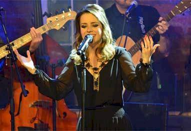 Sandy usa rede social para negar que está com problemas nas cordas vocais
