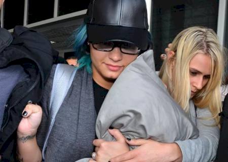 Demi Lovato desembarca em SP para gravar programa com Fiuk