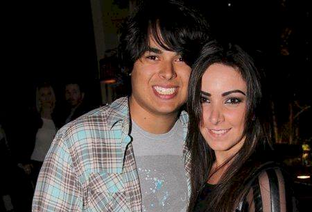 Filho de Zezé Di Camargo pede namorada em casamento durante show do pai