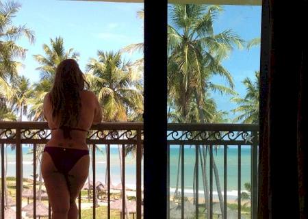 De biquíni, Preta Gil mostra as curvas mais acentuadas