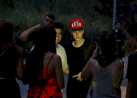 Polícia Civil autua cantor Justin Bieber por pichar muro no Rio