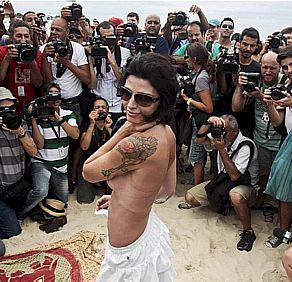 Toplessaço na Praia de Ipanema no Rio de Janeiro