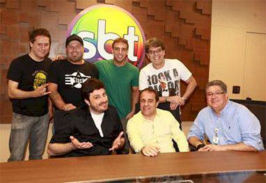 Danilo Gentili assina contrato com o SBT