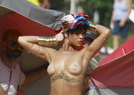 Rihanna faz ensaio com os seios de fora