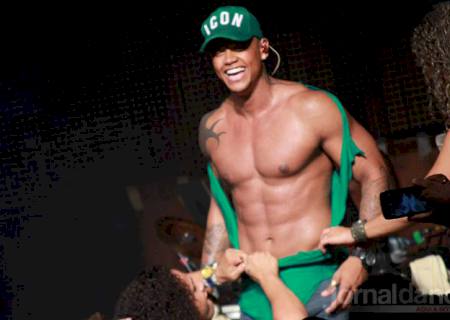 Dançarina rasga a camisa de Léo Santana durante show em Salvador