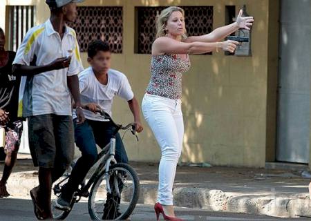 De salto alto, policial saca arma e surpreende supostos criminosos no Rio