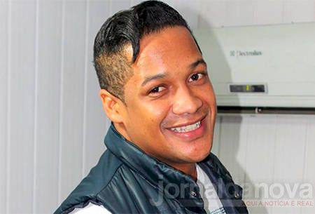 Mulher acusa cantor de samba de agressão