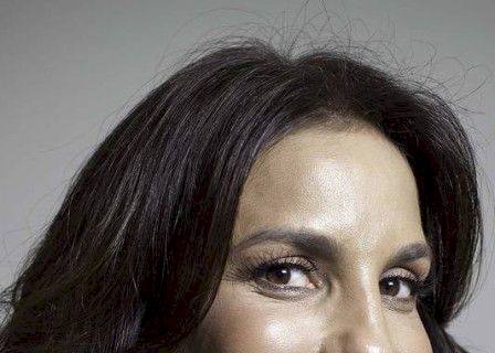 Ivete acha normal ficar de fora de CD da Copa e elogia Claudia Leitte