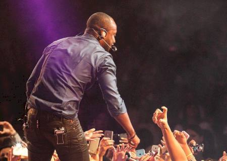 Thiaguinho canta e encanta em evento de beleza