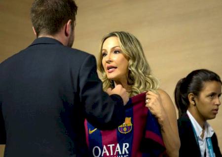 Fifa veta foto de Claudia Leitte com camisa do Barcelona