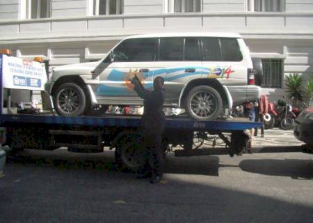 Carro argentino é rebocado e vira alvo de gozação
