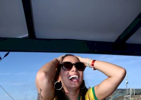 De shortinho, Anitta festeja com a família a vitória da seleção brasileira