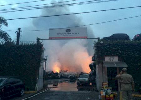 Incêndio de grandes proporções atinge depósito de carros no Rio