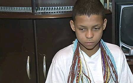 Menino é barrado em escola por usar guias de candomblé; prefeito pede desculpas
