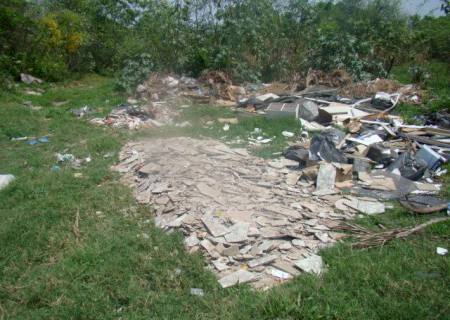 Homem é autuado por jogar lixo em terreno baldio