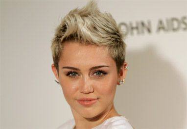 Miley Cyrus terá que pagar multa por esfregar bandeira no bumbum