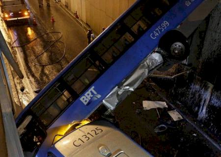 Ônibus cai de viaduto no Rio e fere dezenas