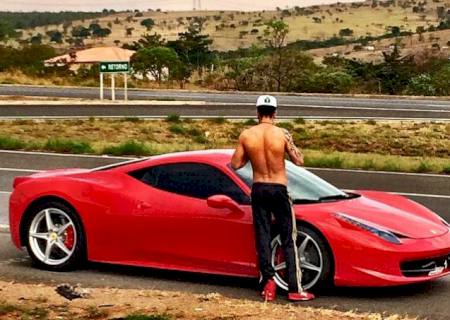 Gusttavo Lima ''ostenta'' com Ferrari e sem camisa na estrada