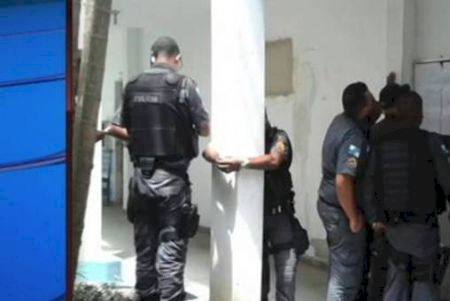 Escalado para o Réveillon, PM se algema em pilastra do batalhão