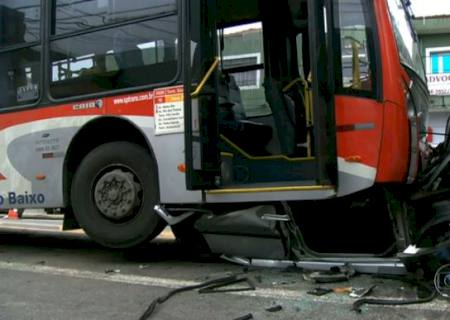 ''Foi milagre'', diz amiga de casal que estava em carro prensado por ônibus