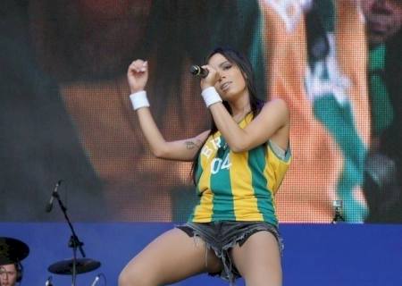 Anitta fala sobre relacionamento em rede social: ''Na lisura há dois meses''