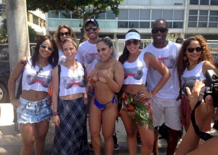 Mulher Melão participa de toplessaço no Rio: ''Legalize já!''